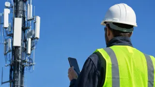 Verizon Communications Maintains Stability via 5G Expansion and High Dividend Yields